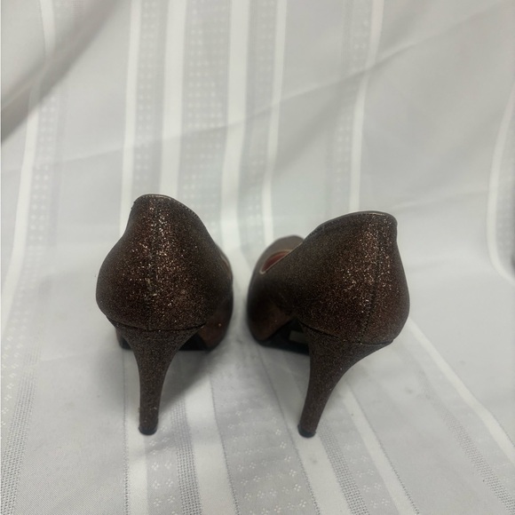 Brown high heel shoes with a classic pump style and a glittery finish - Picture 5 of 5